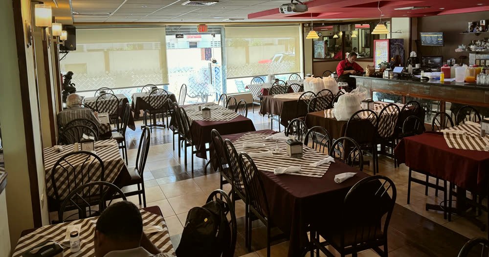 La barra de Pekrys durante el servicio de almuerzo, con luz natural entrando por las ventanas
